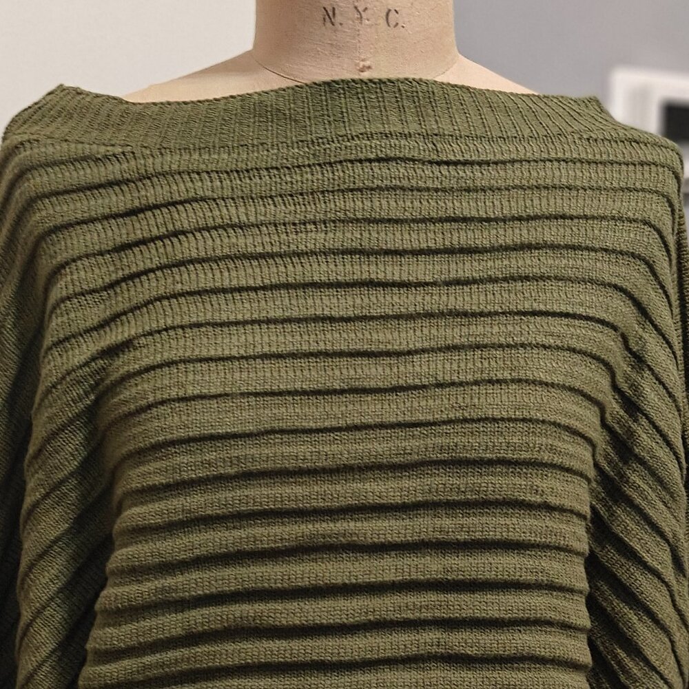 Woman's Hunter Green Lightweight Sweater. 100% Polyester. Size XL. Brand New